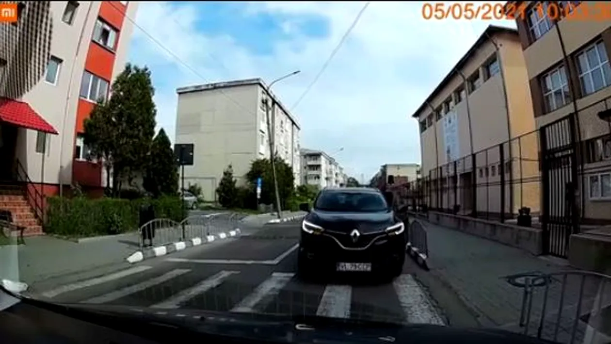 Un șef de post de Poliție din Vâlcea își bate joc de regulile de circulație VIDEO
