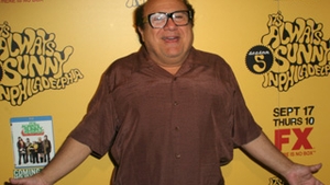 Danny DeVito uraste sa se priveasca in oglinda!