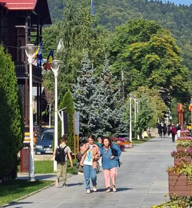 Adriana Iliescu și Eliza, pe stradă în Bușteni / Foto: CIAO