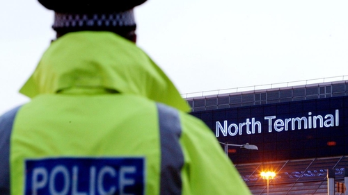 Un bărbat a fost arestat pe-un aeroport din Londra, fiind bănuit că e terorist