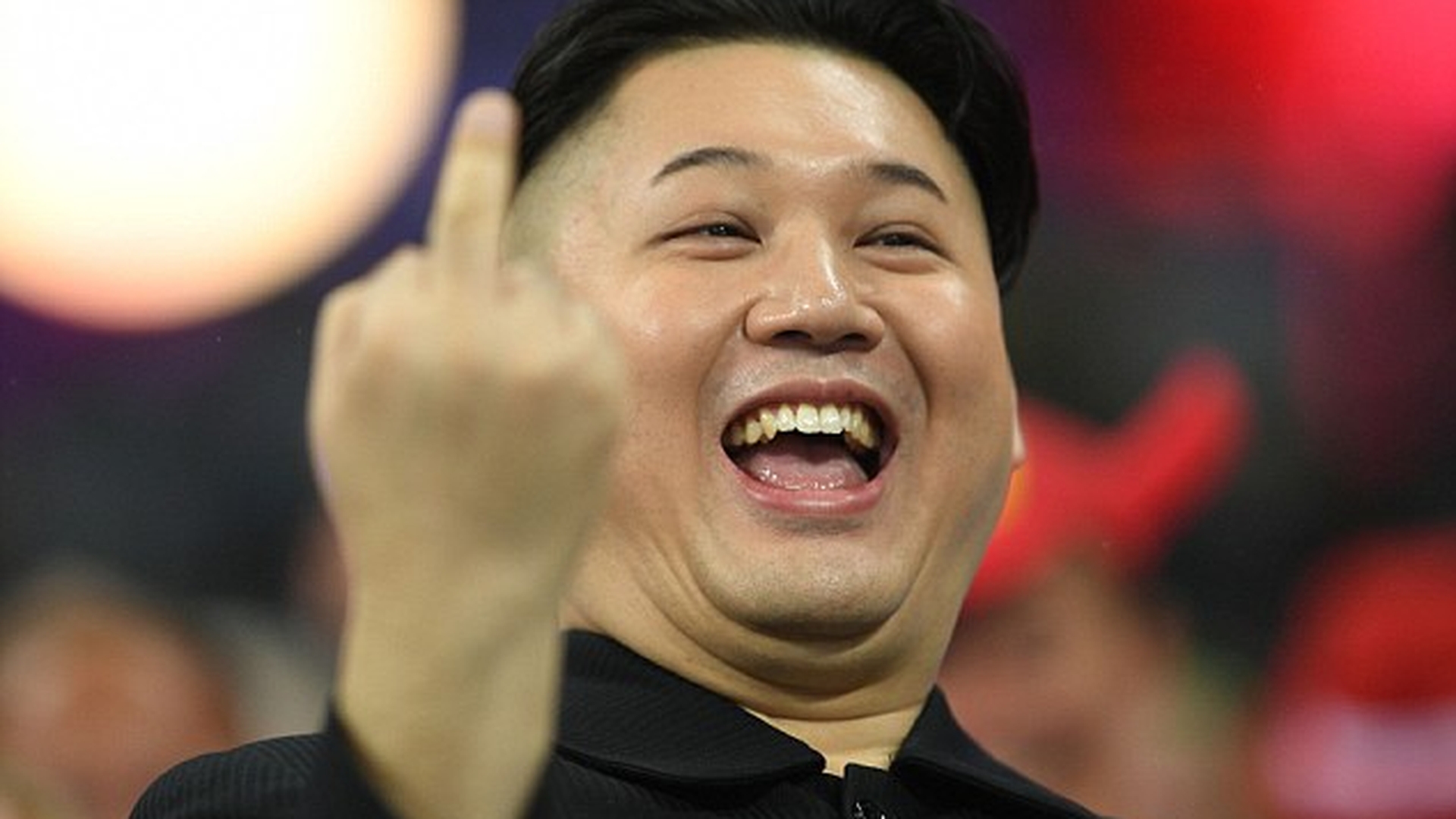 Nu e glumă! Dictatorul nord coreean Kim Jong-un și-a concediat fotograful pentru un gest de trei secunde care l-a scos de minți