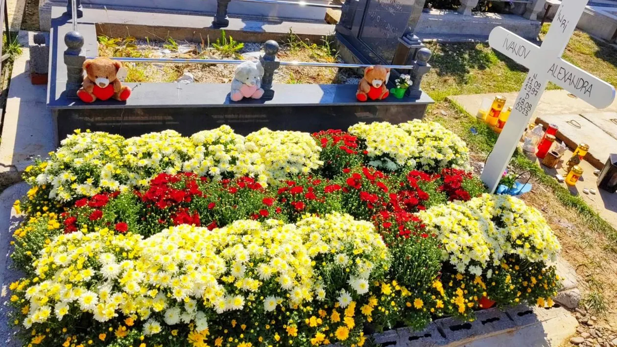 Lumânări în loc de tort, durere în loc de aniversare. Imagini cutremurătoare de la slujba ținută în memoria Alexandrei, tânăra moartă la un spital din Botoșani