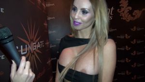 Intr-un moment de euforie, cea mai dezinvolta blonda de la noi le-a aratat tututor ca nu poarta… lenjerie!