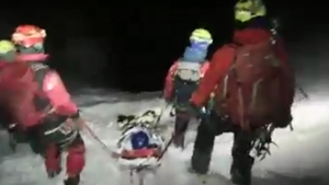 Misiune extremă! Salvamontiștii au intervenit pentru un schior accidentat pe munte