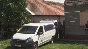 Tânăra de 17 ani din Arad a fost înjunghiată chiar de tatăl copilului ei. Vecinii spun că era un individ violent: ”A amenințat mai multă lume, era agresiv”