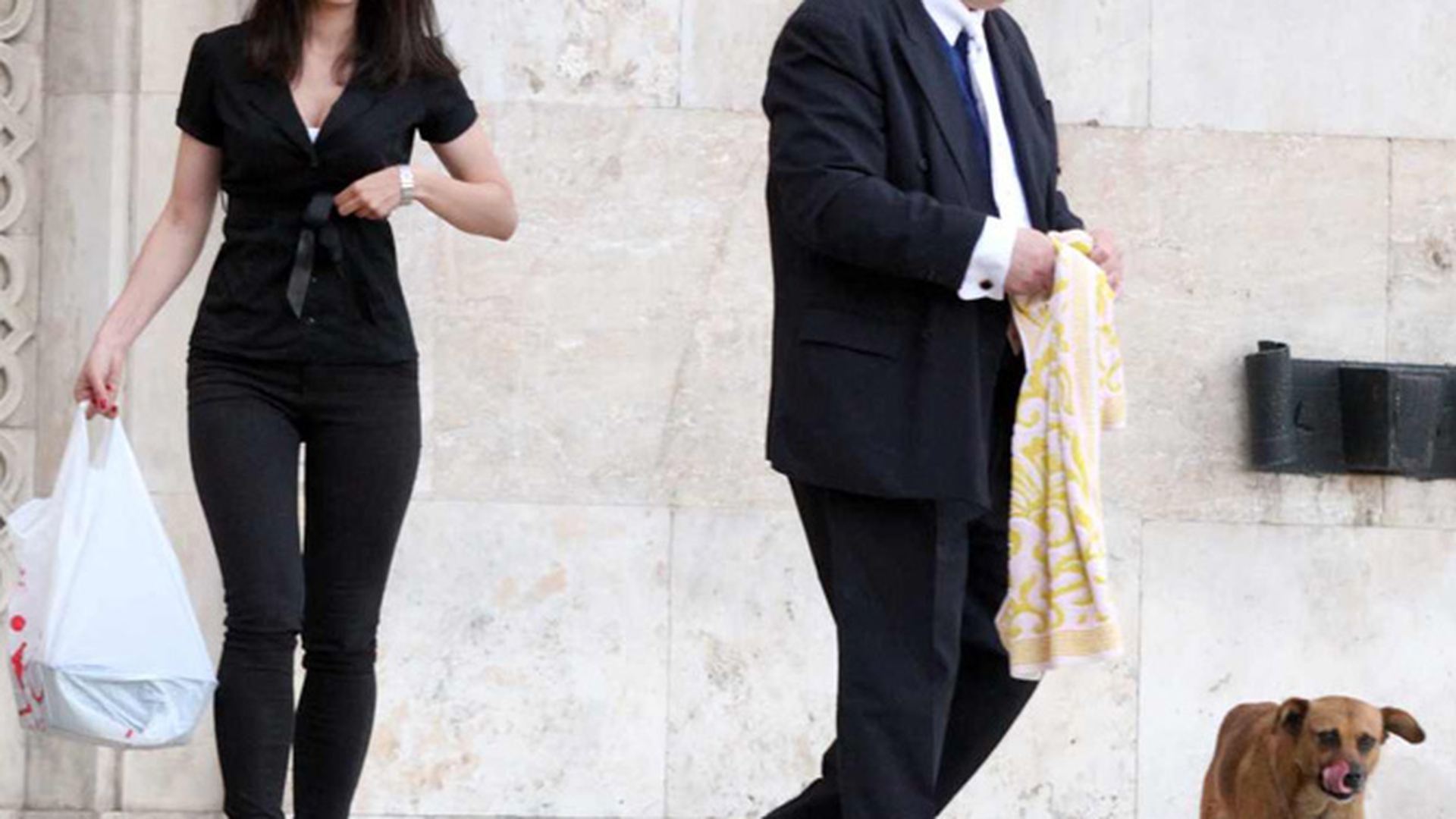 Corneliu Vadim Tudor si-a luat asistenta sexy, dar nu ca sa ii bucure privirea! Vezi ce a pus-o sa faca