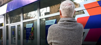 Un director de bancă din București a furat 100.000 de euro de la un client în vârstă. Cum a operat bancherul și ce trucuri a folosit pentru a intra pe sub pielea victimei. Poliția a intrat pe fir