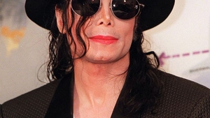 Moment îngrozitor! Faţa lui Cher a ajuns să se topescă! De la prea multe operaţii, artista seamănă acum cu Michael Jackson!
