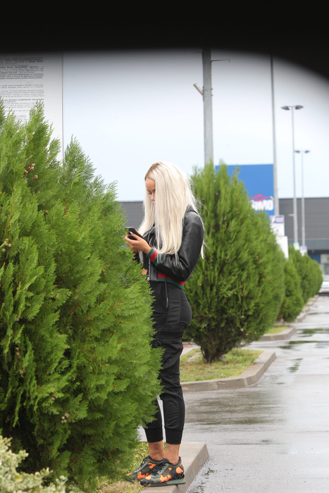 Bianca Drăgușanu l-a așteptat pe Alex Bodi și a butonat continuu telefonul