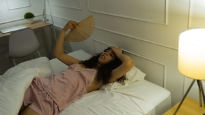 Cum răcorești dormitorul în nopțile caniculare. Trucurile simple care te ajută să dormi mai bine fără aer condiționat