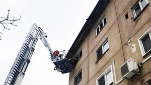 Copil de un an și jumătate, salvat de pompieri de la etajul 4 al unui bloc din Râmnicu Vâlcea