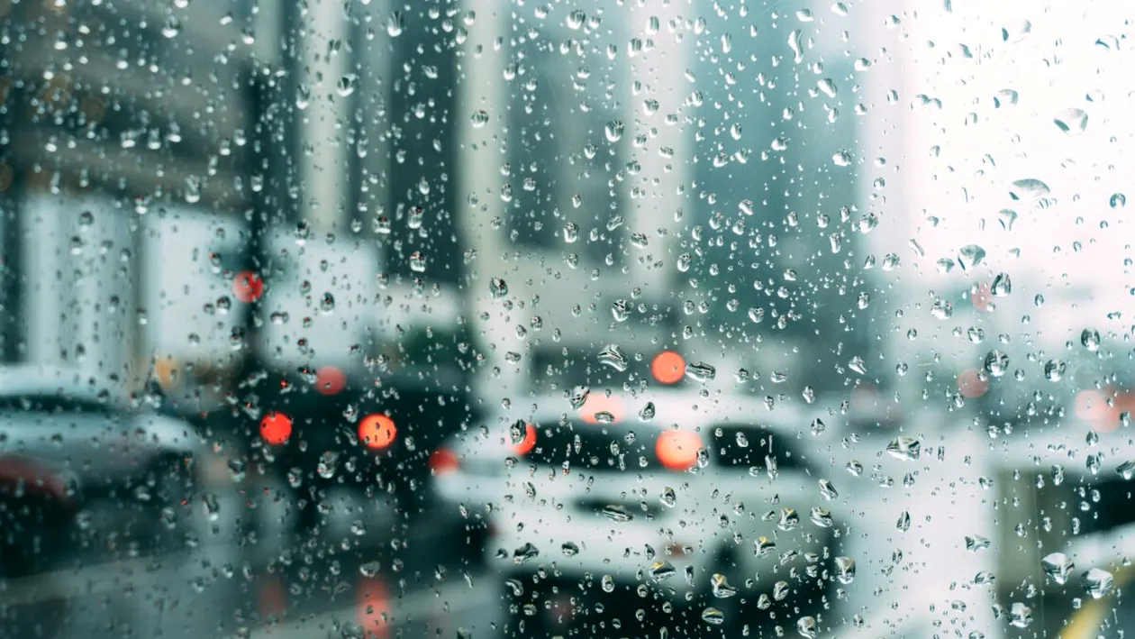 Amenzi considerabile pentru șoferii care circulă pe timp de ploaie și fac asta! Sancțiunile pot ajunge până la 1.000 lei