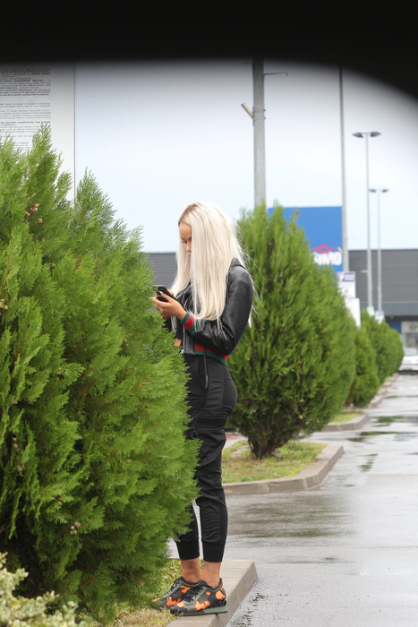 Bianca Drăgușanu l-a așteptat pe Alex Bodi și a butonat continuu telefonul