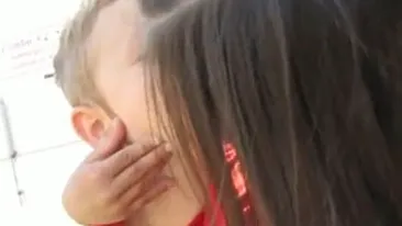 VIDEO INDUIOSATOR! Doi copii au descoperit sarutul si le place sa exerseze