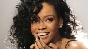 De data chiar e prea mult! Rihanna a iesit in public aproape dezbrăcată! I s-a văzut până si pierce-ul din sfârc