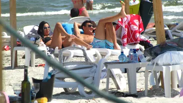 Gabi Matei a dat-o uitarii pe Madalina Pamfile! Fotbalistul a facut senzatie pe plaja cu noua iubita, o bruneta focoasa