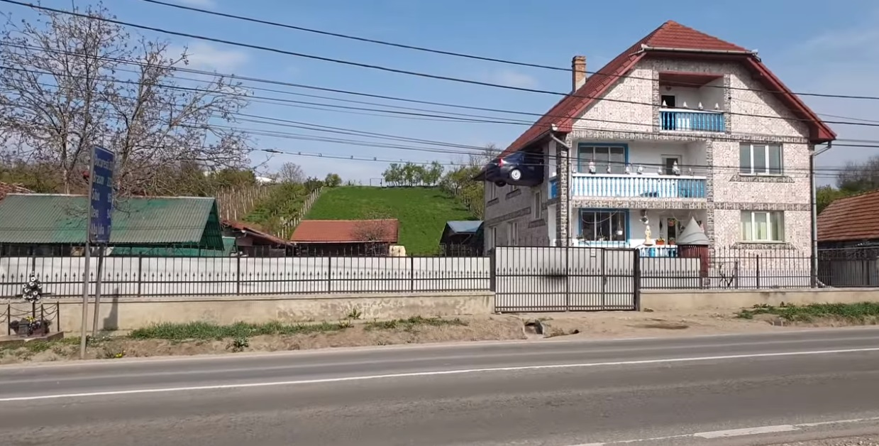 Nu, nu e Photoshop! Un român și-a zidit Loganul într-unul dintre pereții casei