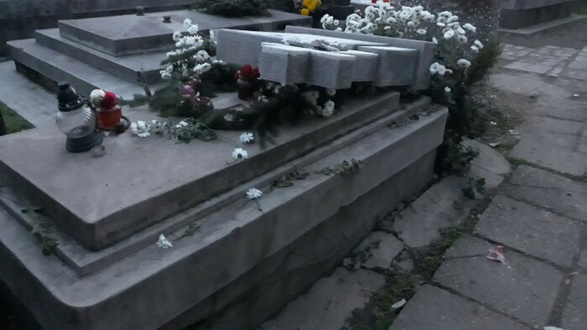 Trei tineri din Prahova s-au îmbogățit de pe urma morților. Nu o să-ți vină să crezi ce au pus la cale