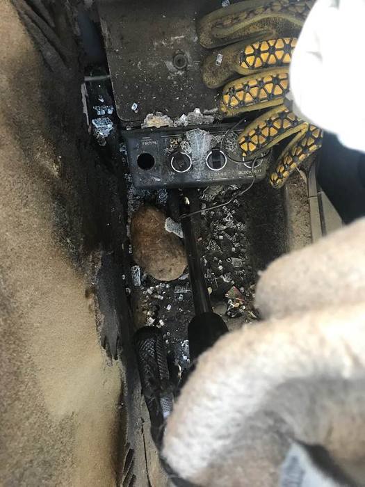 Geamurile excavatorului primăriei au fost făcute țăndări peste noapte