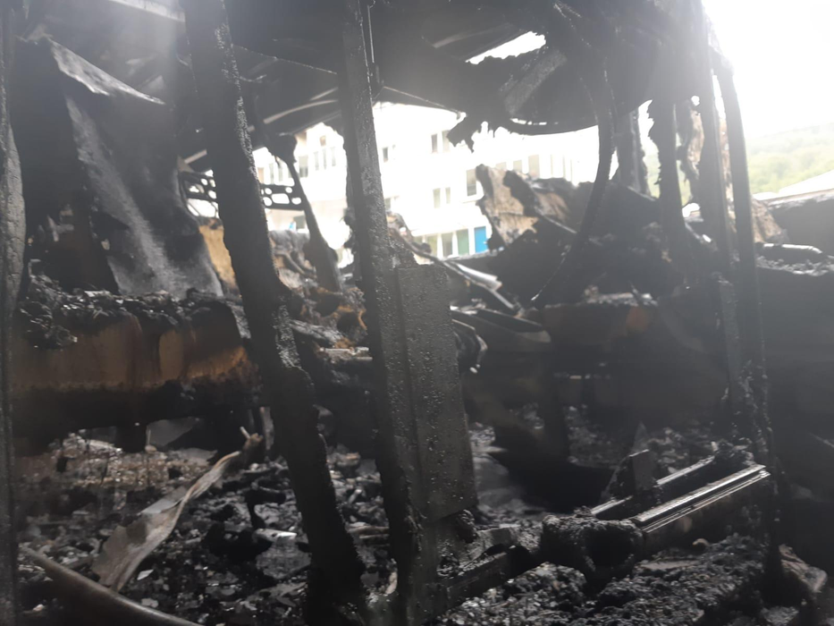 Trafic paralizat pe DN1. Un autocar a fost cuprins de flăcări
