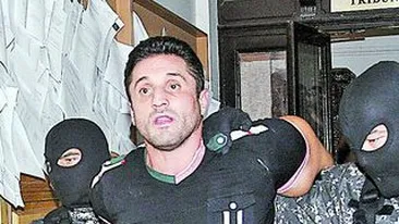 Gore, sustinut de doua femei