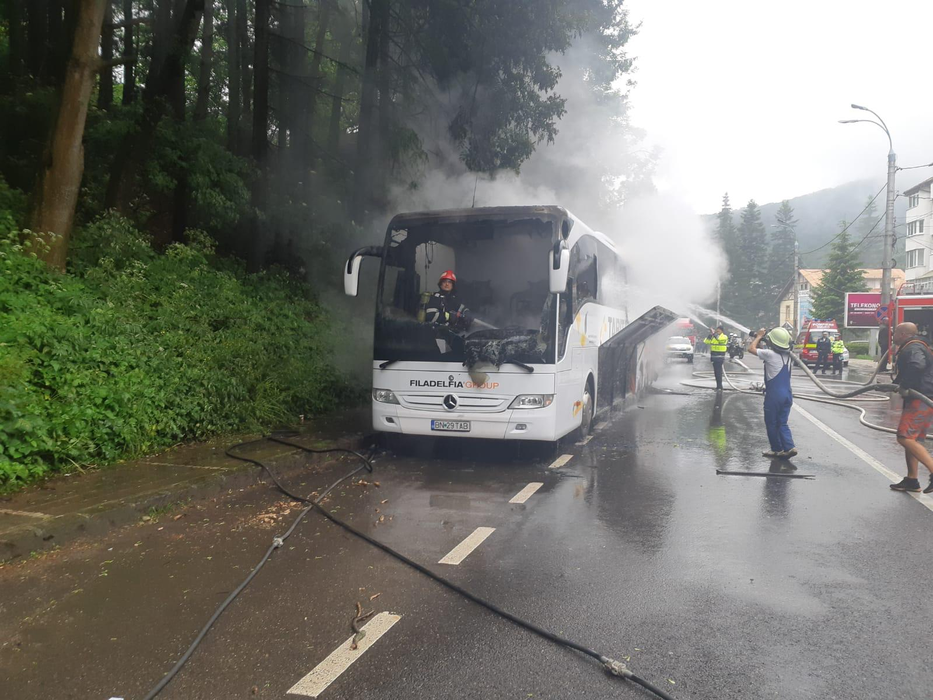 Trafic paralizat pe DN1. Un autocar a fost cuprins de flăcări