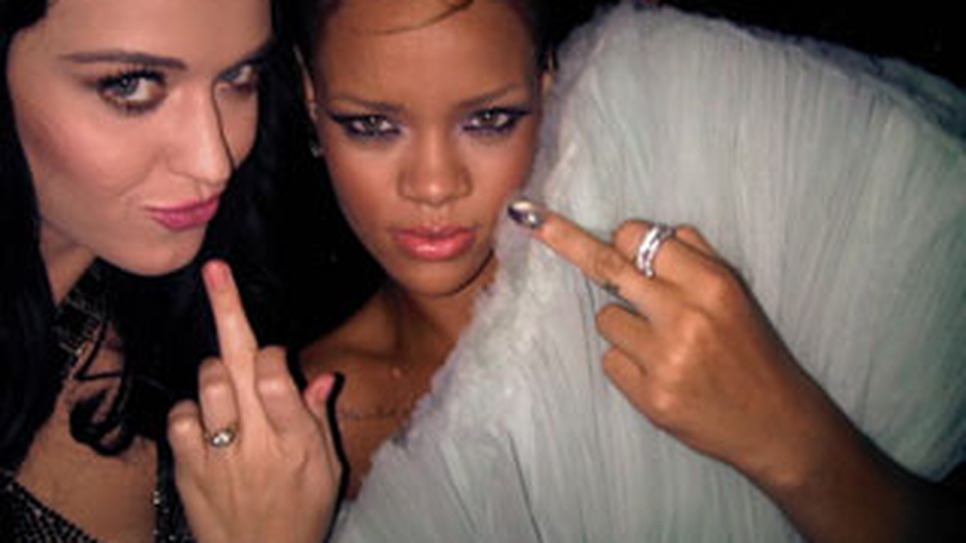 Katy Perry si Rihanna, poze cu semne obscene pe Twitter