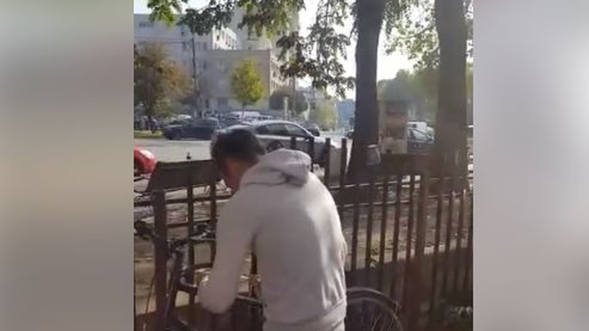 Un bărbat din București care încerca să fure o bicicletă a fost prins în fapt de proprietar! Reacția ilară a hoțului: „Cum e a ta?”