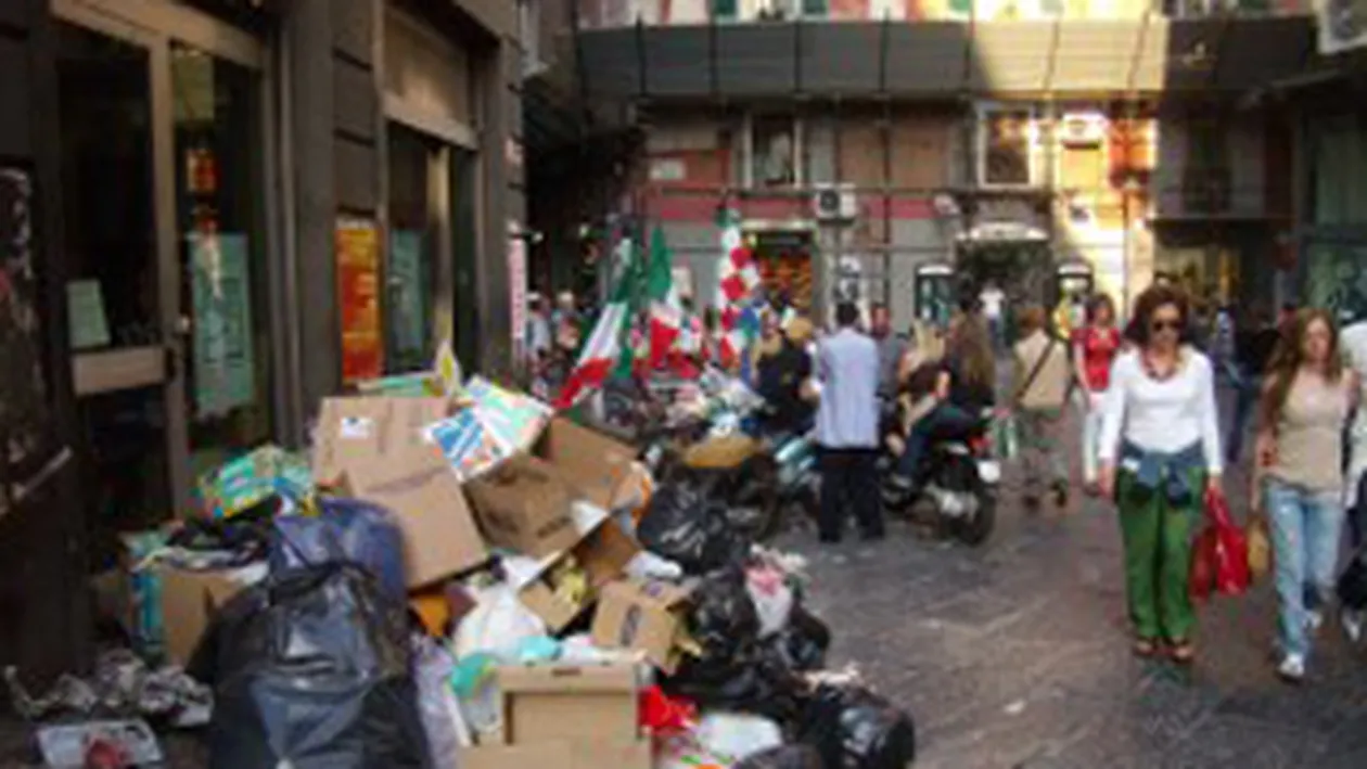 Miros pestilential si pericol de imbolnavire! Strazile din Neapole, acoperite de 1.700 de tone de gunoaie