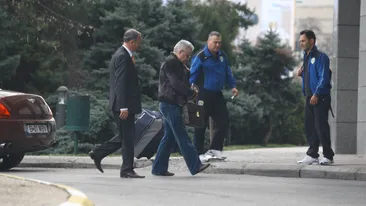 Cand ii da liber soferului, Irinel Columbeanu are nevoie de ajutor la parcarea masinii! Vezi cum se descurca omul de afaceri!