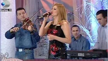 VIDEO Tinuta de seara, la colindat! Vezi ce rochie a purtat Julia Jianu in aceasta dimineata!