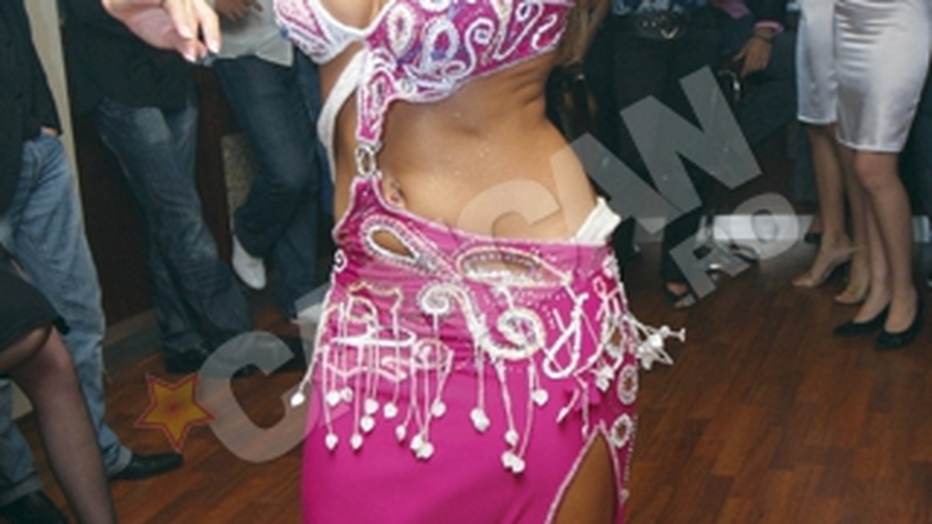 Jasmine se vinde cu 100 de euro pe noapte