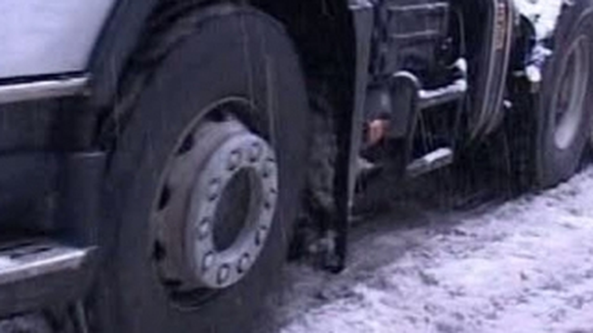 Un TIR a derapat si s-a izbit de un pom, in judetul Hunedoara