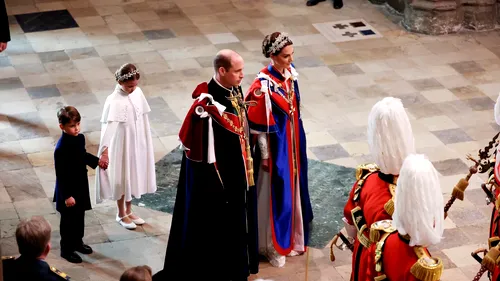 Imagini emoţionante cu Prinții de Wales în Catedrală. Kate și William, alături de Charlotte și Louis