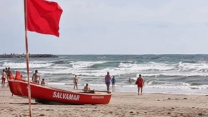 Propunere controversată după haosul de pe litoral: Turiștii care ignoră steagul roșu să plătească salvarea