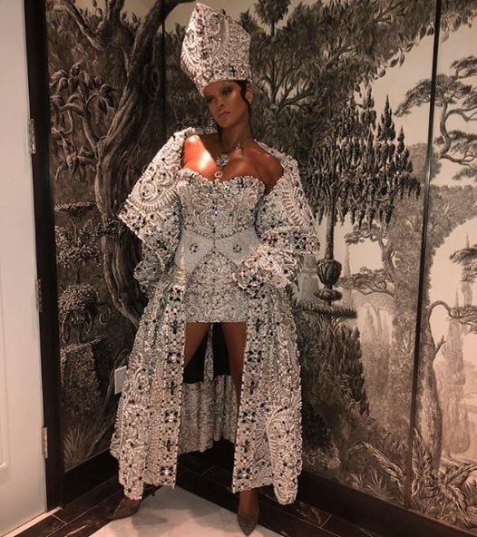 Rihanna, îmbrăcată ca femeia-papă pe care Vaticanul nu a avut-o vreodată