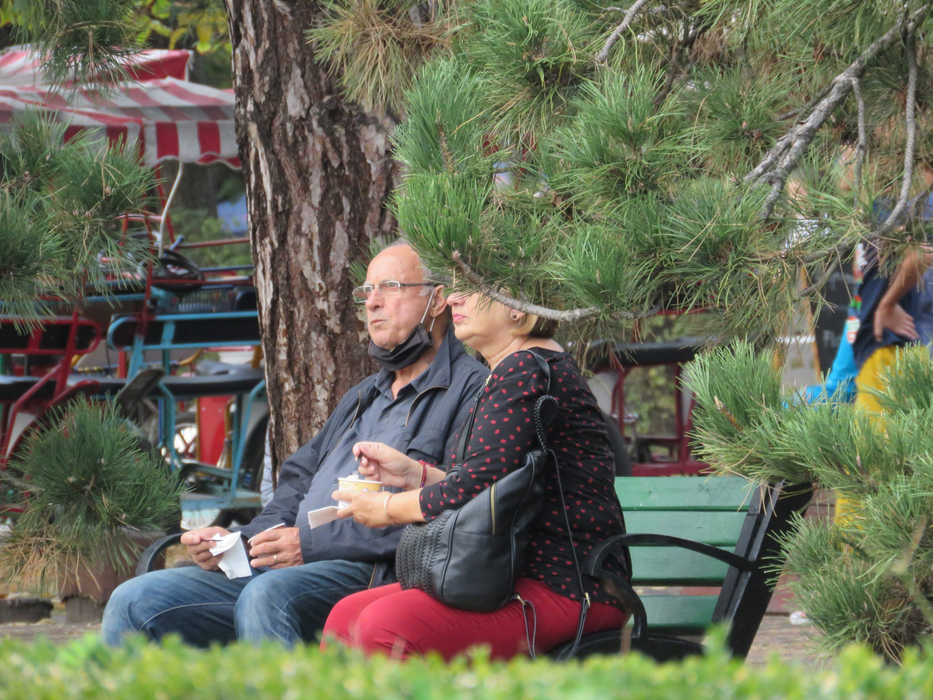 Ilie Șerbănescu și doamna lui au ieșit în parc, la o plimbare și o înghețată