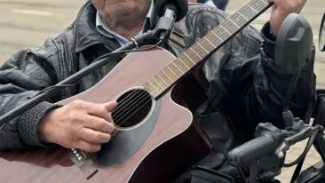 Unul dintre cei mai vechi cântăreți a ajuns să cânte pe stradă, pentru bani. Cât produce într-o zi de ”muncă”