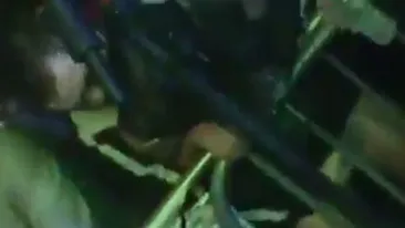 VIDEO Ea nu va uita niciodata concertul asta! Iubitul ei a masturbat-o in timp ce ea bea din sticla unui prieten de langa ei - A avut orgasm la 1 metru de scena