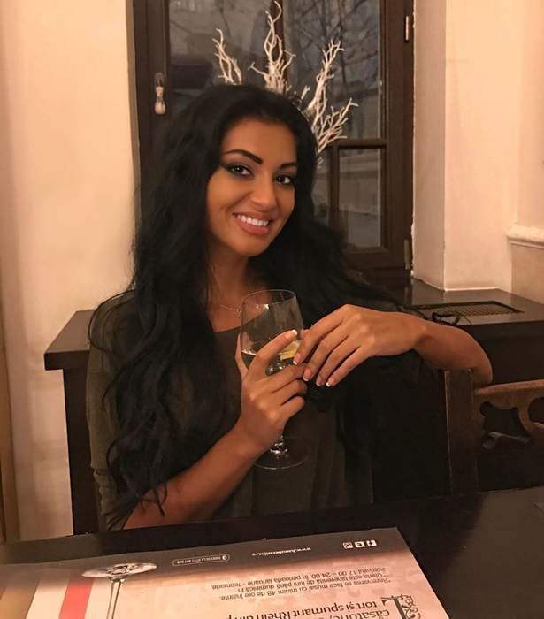 ELENA ex-MANDINGA, apariţie spectaculoasă în direct. Cât de mult a slăbit frumoasa brunetă când a fost în vacanţă!