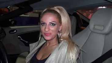 Sânziana Buiană şi-a dat gata noul iubit cu decolteul ăsta! Aproape că l-a sufocat pe fotbalist cu sânii ei imenşi