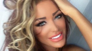 Bianca Dragusanu si-a schimbat din nou LOOK-ul! Cum a fost fotografiata sotia lui Victor Slav: "Iti statea mai bine cu suvite"