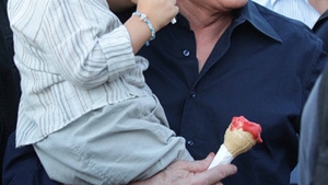 Isi reface reputatia cu ajutorul nepotului