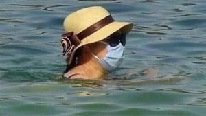 O turistă din Eforie Nord a intrat cu masca în mare! Dar să îl vezi pe soțul ei
