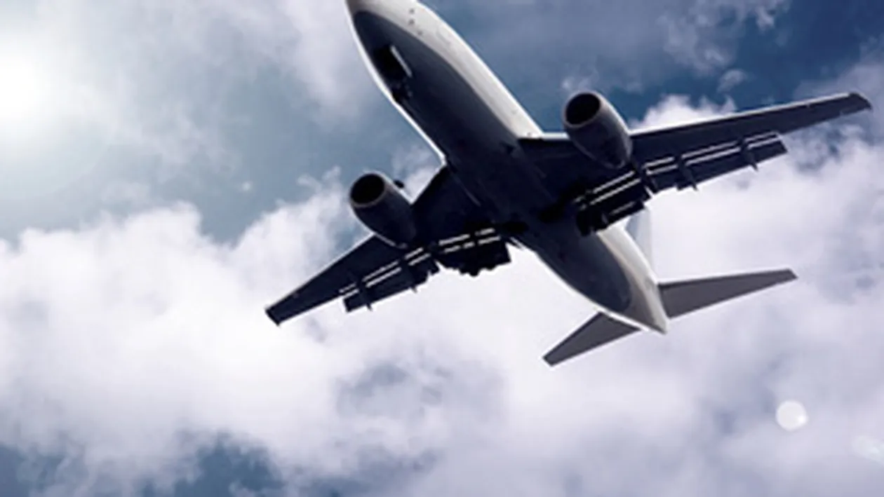 Zece persoane au fost ranite dupa ce avionul in care se aflau a trecut printr-o zona cu turbulente!