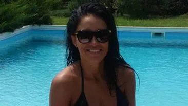 Costumul de baie i-a jucat feste! Bikinii negri ai Adelinei au alunecat si o fesa i-a scapat!