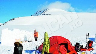 Milionarul Dunca doarme de zile bune in cort, la minus 35 de grade. Blocat la Polul Sud!