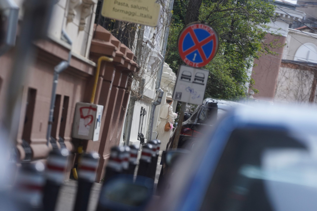 Bianca vorbește cu agentul imobiliar