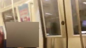Unul dintre cei mai cunoscuţi bărbaţi de la noi, filmat în timp ce mergea cu metroul. Călătorii au rămas uimiţi când au văzut ce făcea 