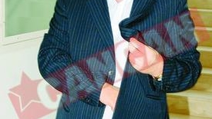 Porumboiu si-a scos fotbalistii la baut